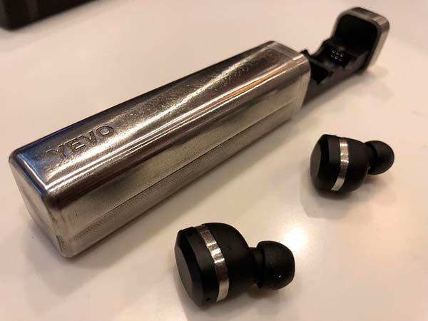 auriculares hechos con armas recicladas