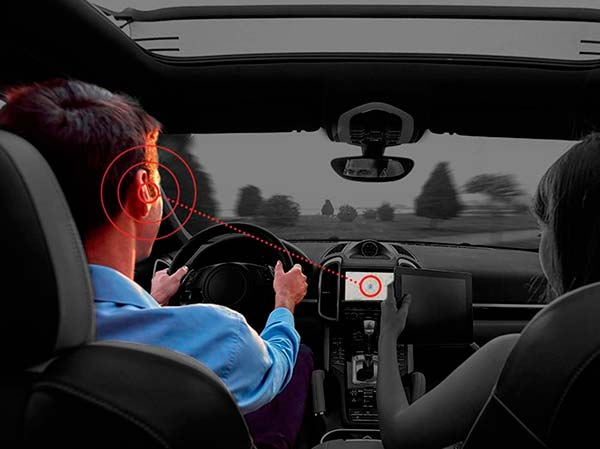 música sin auriculares en el coche