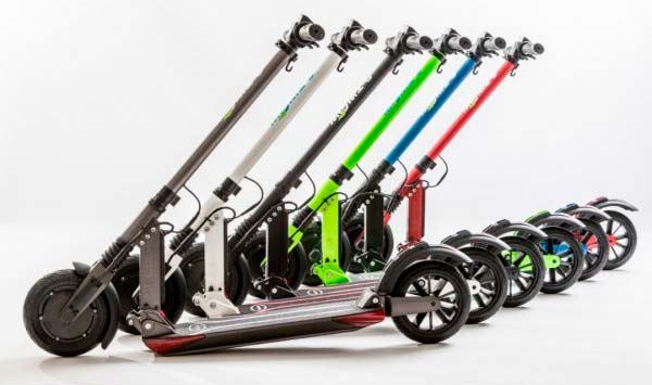 varios patinetes electricos