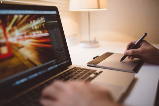 editando foto en portatil con editor de fotos gratis
