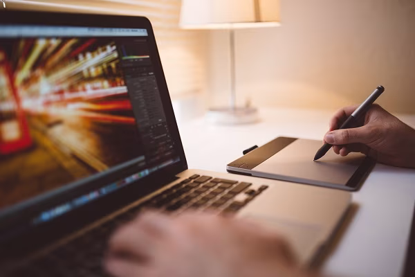 editando foto en portatil con editor de fotos gratis