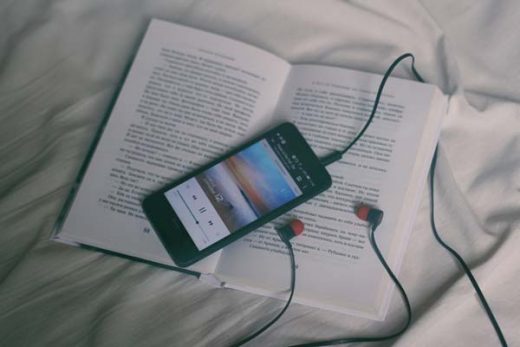 aplicaciones para descargar musica en iphone, escuchando musica con auriculares