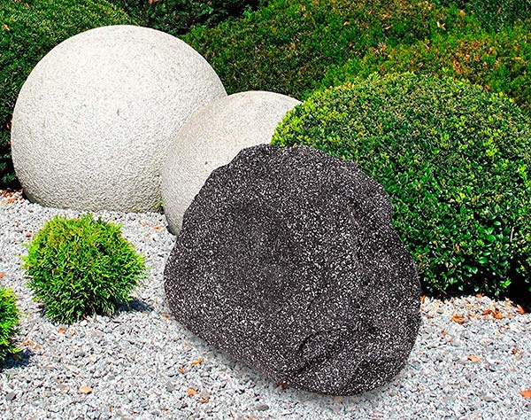 altavoz piedra Promonic en jardin