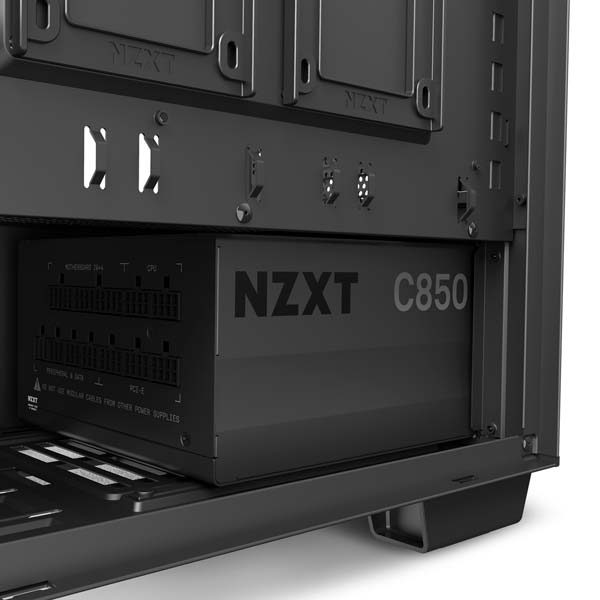fuente de alimentación serie C de NZXT montada