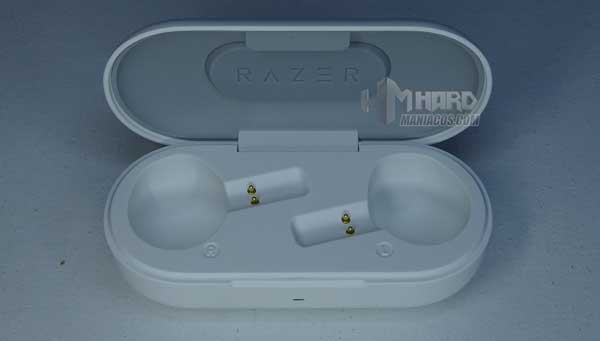estuche cargador Razer Hammerhead True Wireless Earbuds Mercury interior