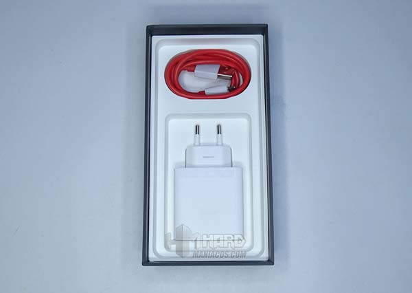 cable y cargador OnePlus 11 5G en caja