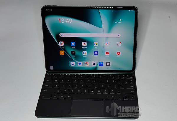 tablet OnePlus Pad en funda OnePlus Magnetic Qwerty Keyboard 