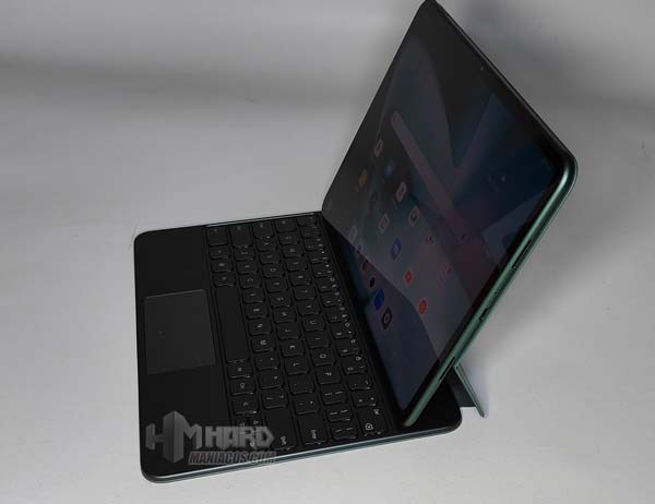 tablet OnePlus Pad en funda OnePlus Magnetic Qwerty Keyboard inclinada