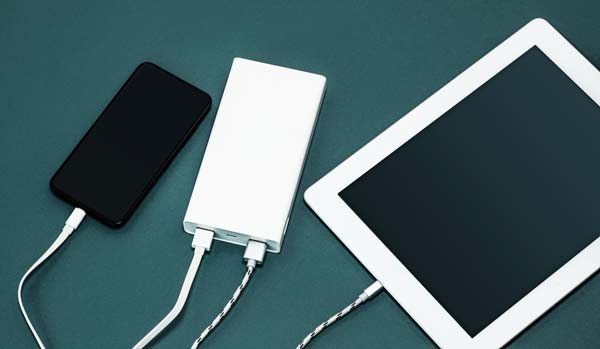 power bank cargando movil y tablet