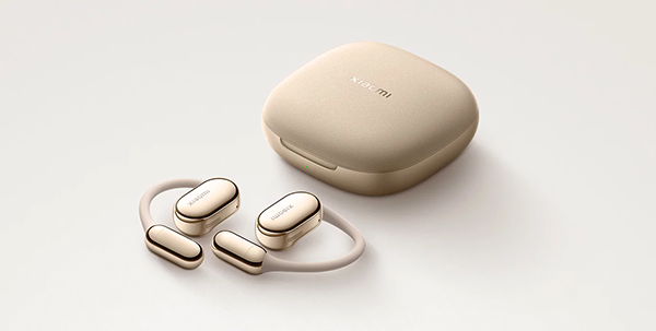 estuche y auriculares Xiaomi OpenWear Stereo Pro en color arena dorado