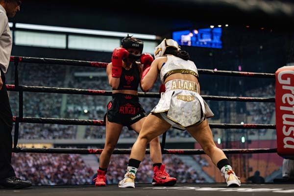 Combate de boxeo durante una edición anterior de La Velada del Año