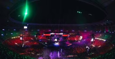 Estadio lleno durante La Velada del Año con ring central y espectáculo en directo