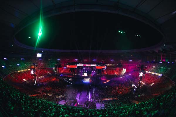 Estadio lleno durante La Velada del Año con ring central y espectáculo en directo