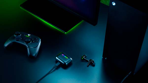 Razer Hammerhead V3 X HyperSpeed for Xbox junto a consola y mando Xbox