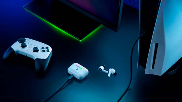 Razer Hammerhead V3 X HyperSpeed for PlayStation junto a consola y mando PS5