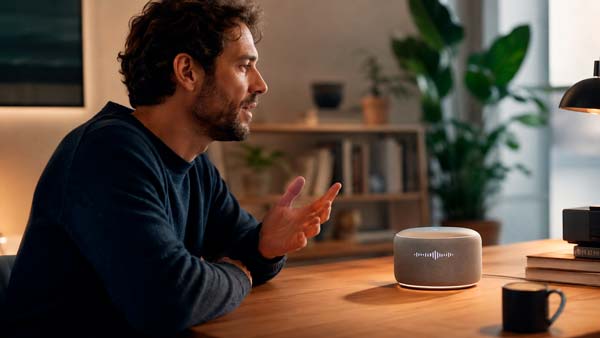 Usuario interactuando por voz con un dispositivo de inteligencia artificial de OpenAI
