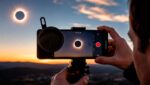 Persona grabando el eclipse solar de 2026 con el móvil y filtro de protección