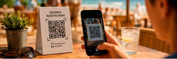 persona escaneando un QR en una terraza o restaurante