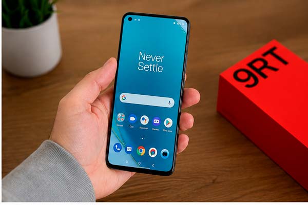 Usuario con un móvil OnePlus tras la salida de la marca de Europa