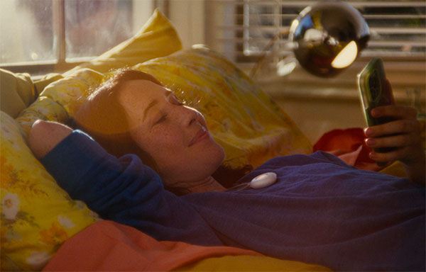 mujer usando Friend en cama
