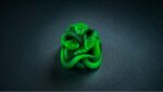 Razer Artisan Keycap Triple-Headed Snake Edition con la serpiente de tres cabezas sobre fondo oscuro