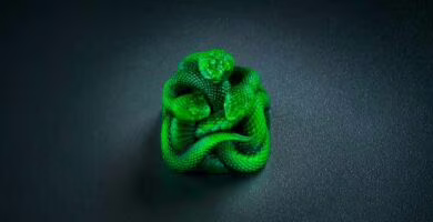 Razer Artisan Keycap Triple-Headed Snake Edition con la serpiente de tres cabezas sobre fondo oscuro