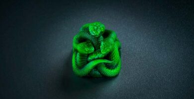 Razer Artisan Keycap Triple-Headed Snake Edition con la serpiente de tres cabezas sobre fondo oscuro