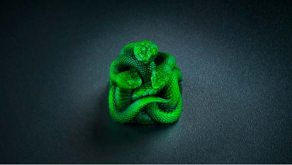 Razer Artisan Keycap Triple-Headed Snake Edition con la serpiente de tres cabezas sobre fondo oscuro