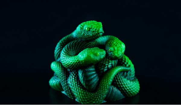 Primer plano de la Razer Artisan Keycap Triple-Headed Snake Edition con diseño tridimensional de serpiente