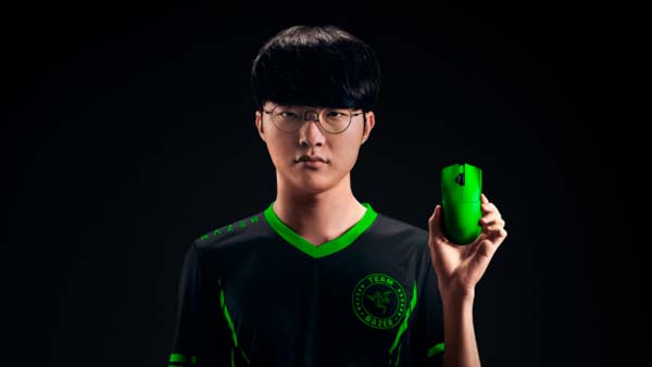 Razer Viper V4 Pro Esports Green Edition mostrando su acabado verde Pantone 802C