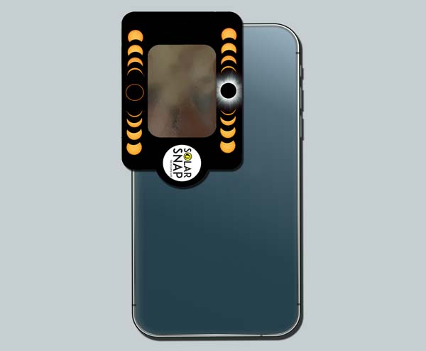 Solar Snap con filtro solar colocado sobre la cámara de un smartphone