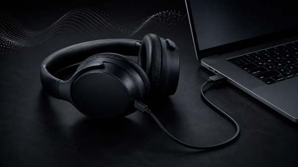 Bose QuietComfort 2nd Gen conectados por USB-C para reproducir audio lossless