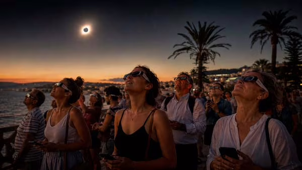 Personas observando el eclipse solar en España mientras disminuye temporalmente el uso de Internet