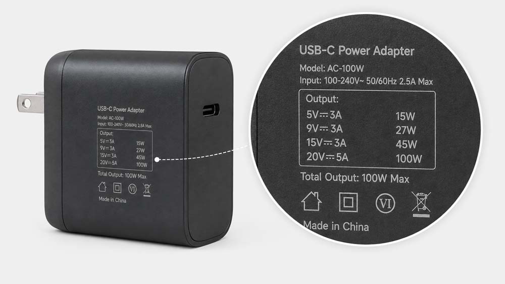 Etiqueta de un cargador USB-C con perfiles de salida voltaje amperios y vatios