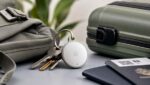 Google Pixel Tag junto a unas llaves mochila y maleta como alternativa al AirTag