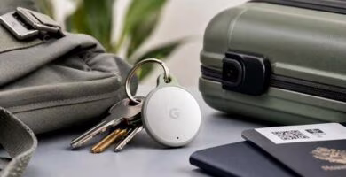 Google Pixel Tag junto a unas llaves mochila y maleta como alternativa al AirTag