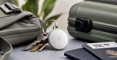 Google Pixel Tag junto a unas llaves mochila y maleta como alternativa al AirTag