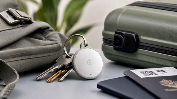 Google Pixel Tag junto a unas llaves mochila y maleta como alternativa al AirTag