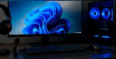 Micrófono conectado a un PC con Windows 11 mientras se diagnostica un problema de entrada de audio