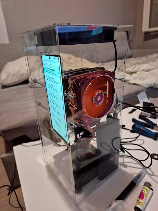 Móvil Android convertido en PC con dos disipadores ejecutando The Witcher 3 a 1080p