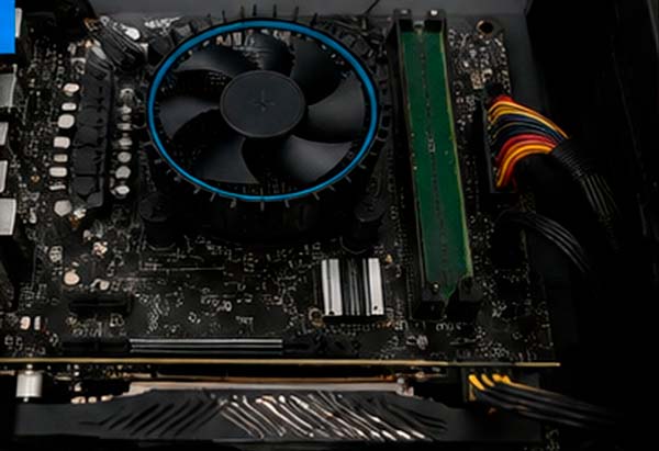 PC preparado para una prueba de arranque mínimo con CPU, disipador, una memoria RAM y tarjeta gráfica
