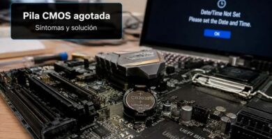 Pila CMOS de una placa base junto a un PC que ha perdido la fecha y la hora