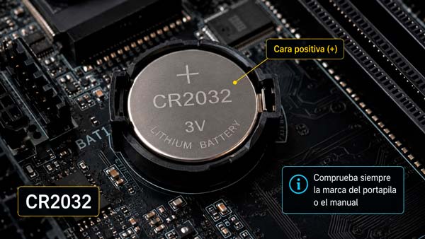 Pila CR2032 de 3 V instalada en una placa base mostrando la polaridad positiva