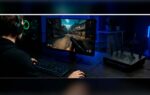 Jugador en PC diagnosticando ping alto y latencia en una conexión de red