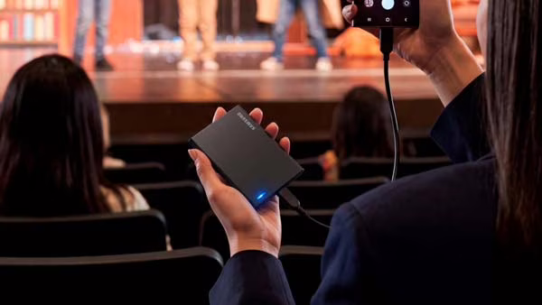 Samsung Portable SSD P7 con USB4 conectado a un smartphone durante una grabación