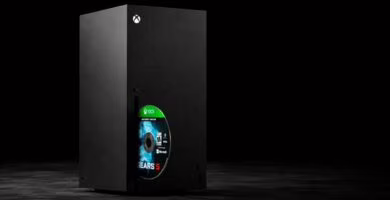 Xbox Series X con un disco físico compatible que puede reclamar un derecho digital