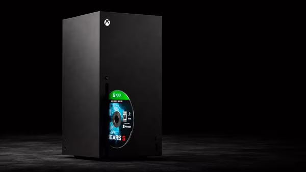 Xbox Series X con un disco físico compatible que puede reclamar un derecho digital