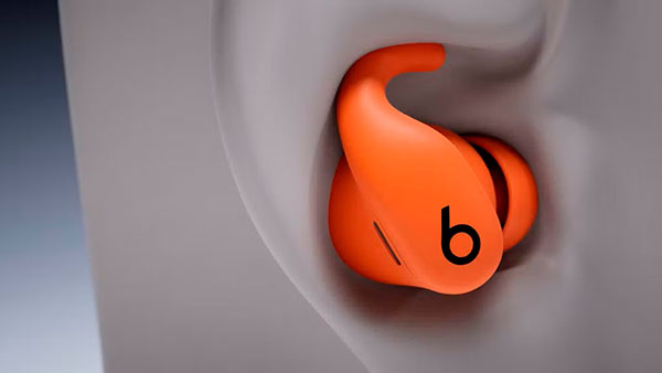 auricular naranja PowerBeats Fit de Apple puesto en oreja de ejemplo