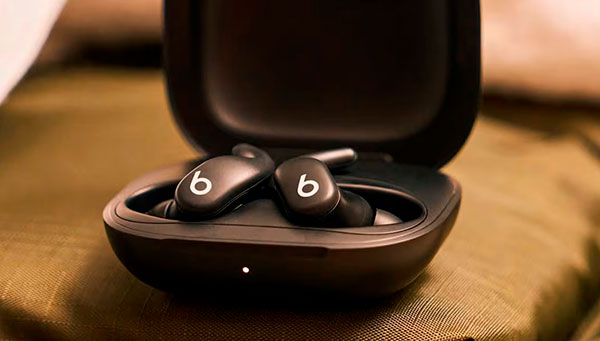 auriculares PowerBeats Fit de Apple en color negro dentro del estuche