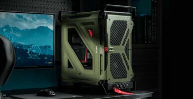 CORSAIR WARTHOG Airflow verde oliva montado en un escritorio gaming con diseño industrial y asas integradas